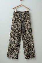 Load image into Gallery viewer, Leopard Print Cropped Cargo Pants