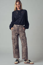Load image into Gallery viewer, Leopard Print Cropped Cargo Pants
