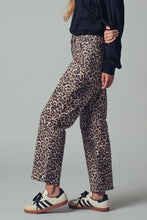 Load image into Gallery viewer, Leopard Print Cropped Cargo Pants
