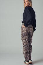 Load image into Gallery viewer, Leopard Print Cropped Cargo Pants

