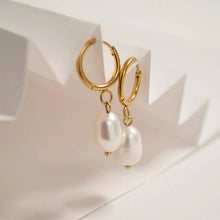 Load image into Gallery viewer, 18K Gold PVD Freshwater Pearl Huggie Earrings
