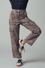 Load image into Gallery viewer, Leopard Print Cropped Cargo Pants
