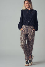 Load image into Gallery viewer, Leopard Print Cropped Cargo Pants

