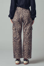 Load image into Gallery viewer, Leopard Print Cropped Cargo Pants
