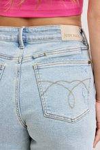 Load image into Gallery viewer, Judy Blue HW Rigid Magic Dad Short w/ Cell Phone Back Pkt - Simply Susan’s
