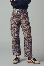 Load image into Gallery viewer, Leopard Print Cropped Cargo Pants
